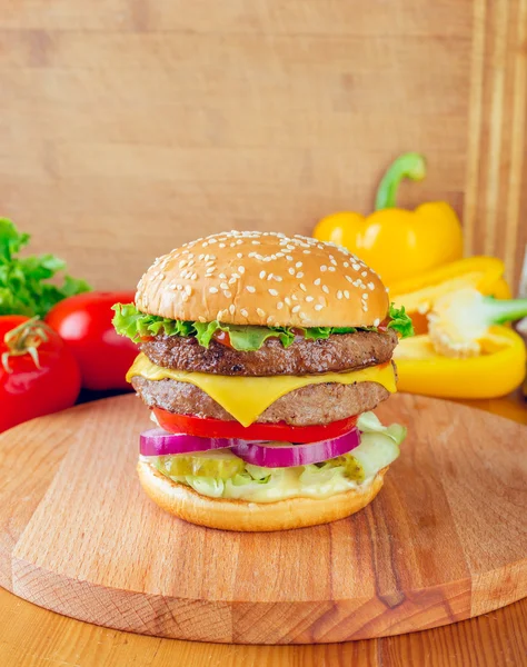 Hamburguesa casera en la mesa de madera —  Fotos de Stock