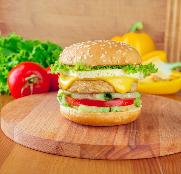 Domowej roboty burger na drewnianym stole — Zdjęcie stockowe