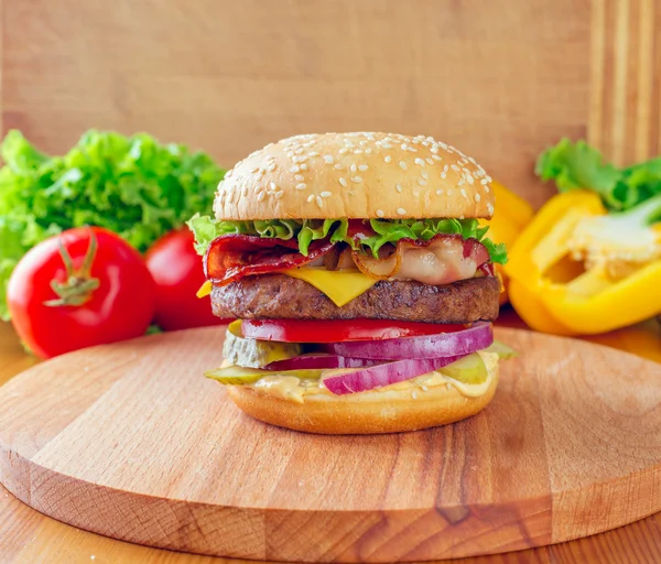 Hausgemachter Burger auf dem Holztisch — Stockfoto