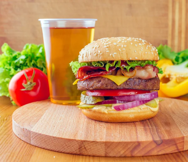 Hausgemachter Burger auf dem Holztisch — Stockfoto