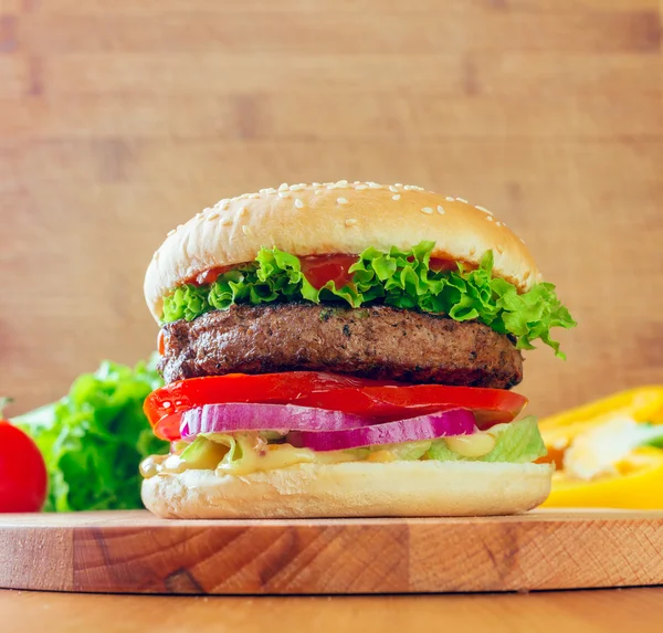 Tahta masada ev yapımı hamburger.