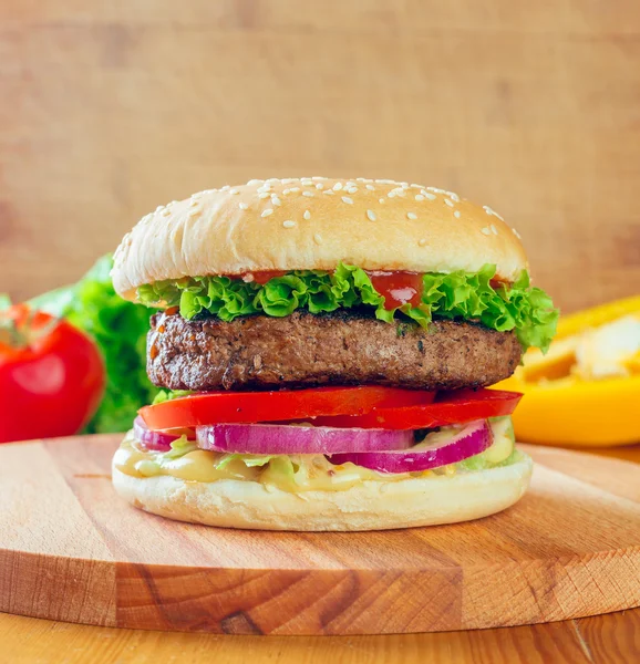 Hausgemachter Burger auf dem Holztisch — Stockfoto