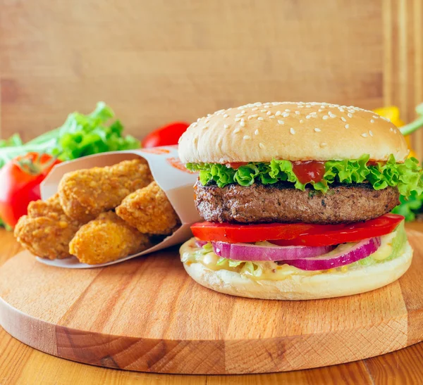 Hausgemachter Burger auf dem Tisch — Stockfoto