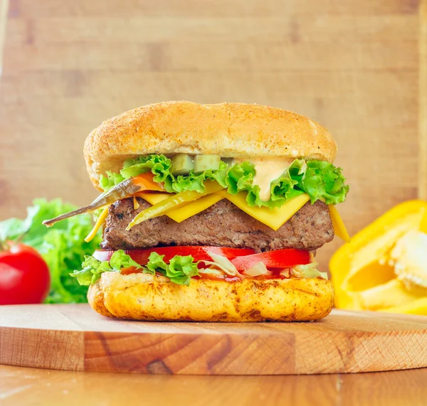 Domowy burger na stole — Zdjęcie stockowe