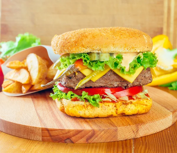 Hausgemachter Burger auf dem Tisch — Stockfoto