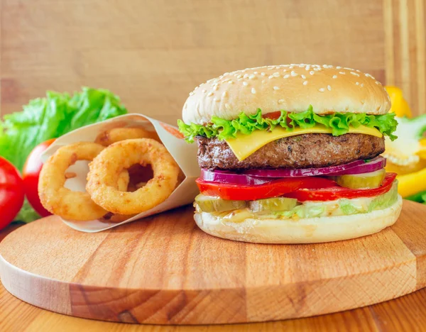 Domowy burger na stole — Zdjęcie stockowe