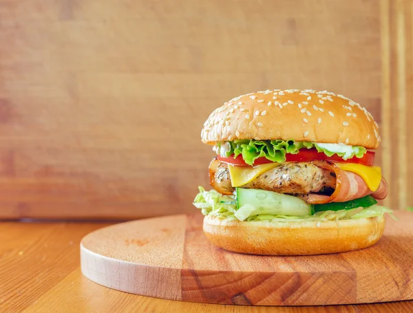 Hausgemachter Burger auf dem Tisch — Stockfoto