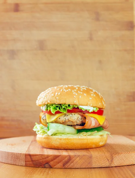 Hausgemachter Burger auf dem Tisch — Stockfoto