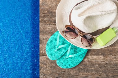 Yaz giysileri kümesi.