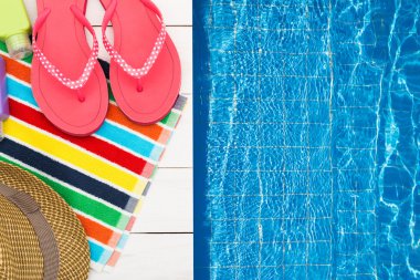 Yaz giysileri kümesi.