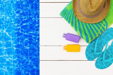 Yaz giysileri kümesi.