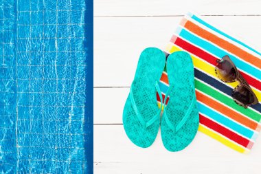 Yaz giysileri kümesi.