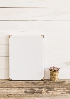 Sulu ile beyaz çerçeve,