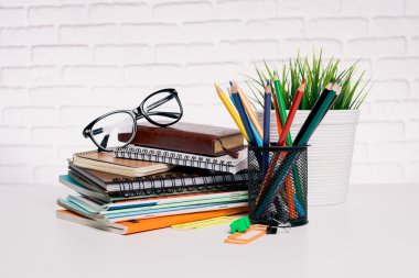 Okul malzemeleri grubu.