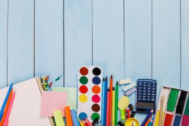 Okul malzemeleri grubu.