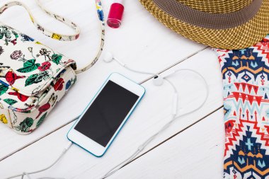 Yaz giysileri kümesi.