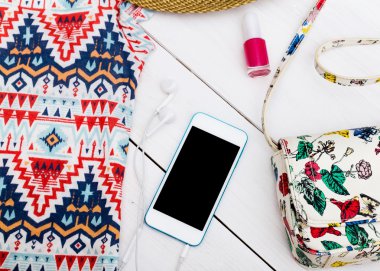 Yaz giysileri kümesi.