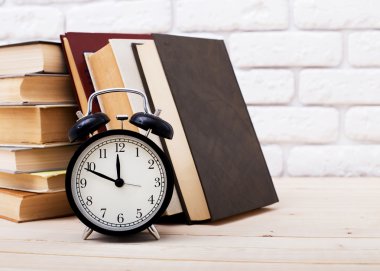 Tahta güverte masasındaki kitaplar.