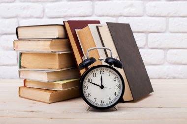 Tahta güverte masasındaki kitaplar.