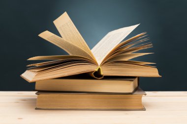 Tahta güverte masasındaki kitaplar