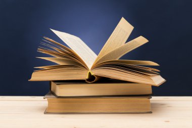 Tahta güverte masasındaki kitaplar