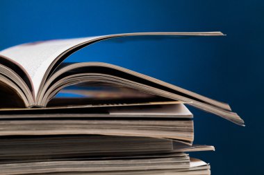 Tahta güverte masasındaki kitaplar