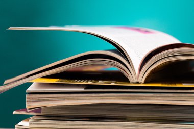 Tahta güverte masasındaki kitaplar