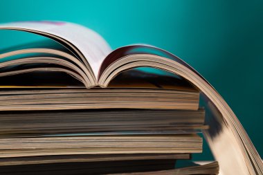 Tahta güverte masasındaki kitaplar