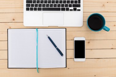 Ofis işyeri açık dizüstü bilgisayar, tablet pc, telefon ve ahşap masa kahve