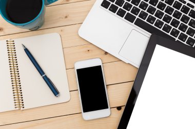 Ofis işyeri açık dizüstü bilgisayar, tablet pc, telefon ve ahşap masa kahve