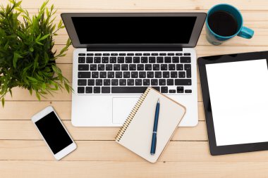 Ofis işyeri dizüstü bilgisayar ile