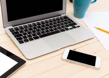 Ofis işyeri dizüstü bilgisayar ile