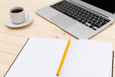 Ofis işyeri dizüstü bilgisayar ile