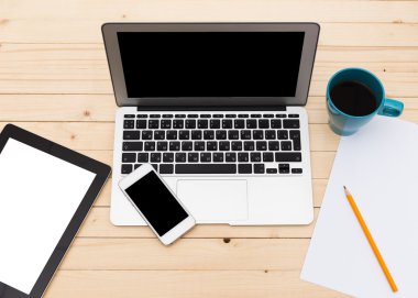 Ofis işyeri dizüstü bilgisayar ile