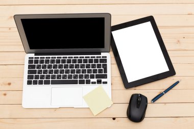 Ofis işyeri dizüstü bilgisayar ile