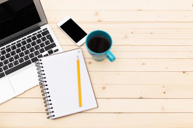 Ofis işyeri dizüstü bilgisayar ile