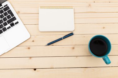 Ofis işyeri açık dizüstü bilgisayar, tablet pc, telefon ve ahşap masa kahve