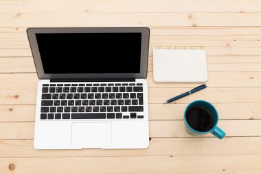 Ofis işyeri dizüstü bilgisayar ile