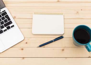 Ofis işyeri açık dizüstü bilgisayar, tablet pc, telefon ve ahşap masa kahve