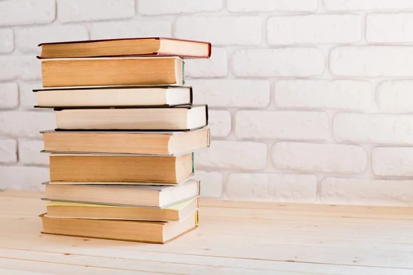 Boeken op houten dek tafelblad. — Stockfoto