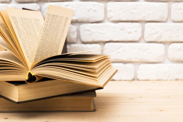 Tahta güverte masasındaki kitaplar.