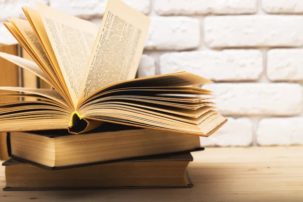 Libros sobre mesa de madera . —  Fotos de Stock