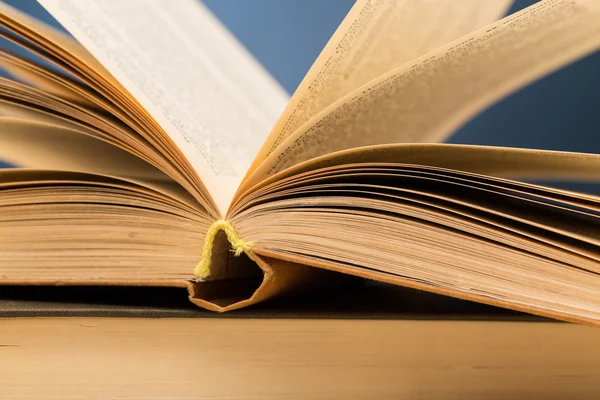 Tahta güverte masasındaki kitaplar