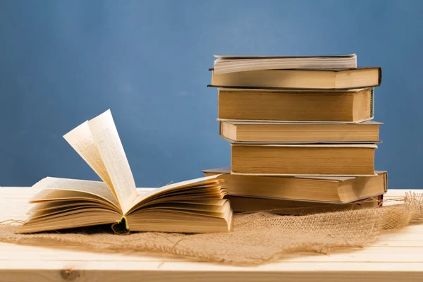Boeken op houten dek tafelblad — Stockfoto