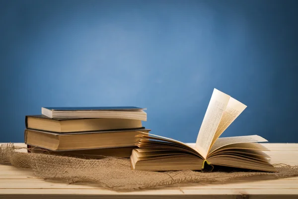 Книги на деревянной палубе — стоковое фото