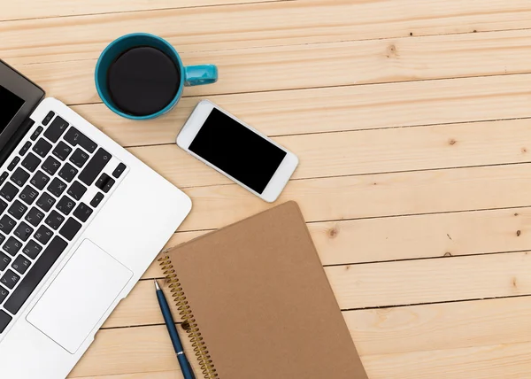 Ofis işyeri açık dizüstü bilgisayar, tablet pc, telefon ve ahşap masa kahve