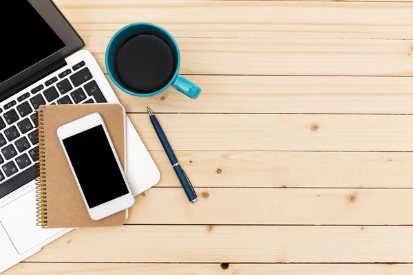 Escritório local de trabalho com laptop aberto, tablet pc, telefone e xícara de café em mesa de madeira — Fotografia de Stock