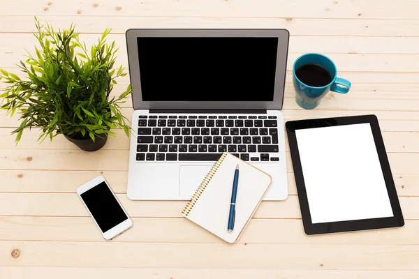 Escritório local de trabalho com laptop — Fotografia de Stock