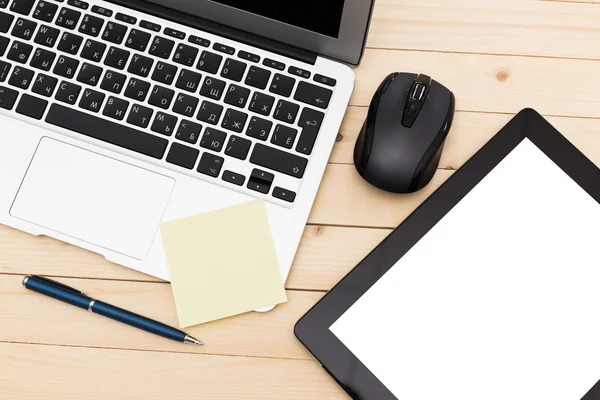 Ofis işyeri dizüstü bilgisayar ile