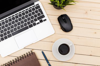 Ofis işyeri açık dizüstü bilgisayar, tablet pc, telefon ve ahşap masa kahve